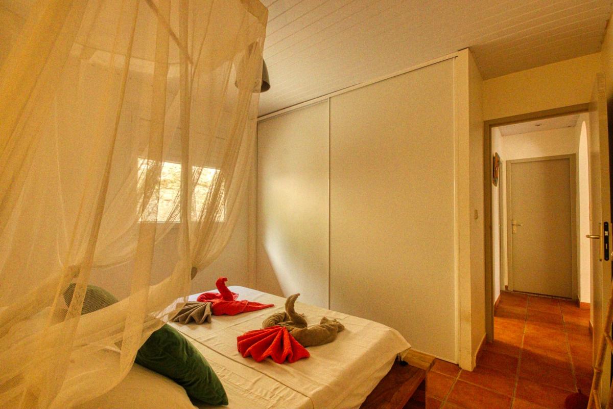 28Location villa piscine le diamant martinique_ chambre 2 et placard